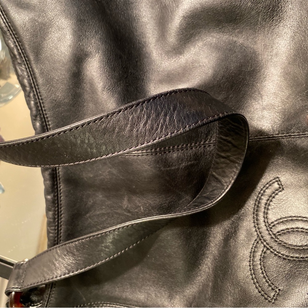 Chanel Rare tasteful understated embossed bag with tortoise shell accent. - Picture 11 of 15